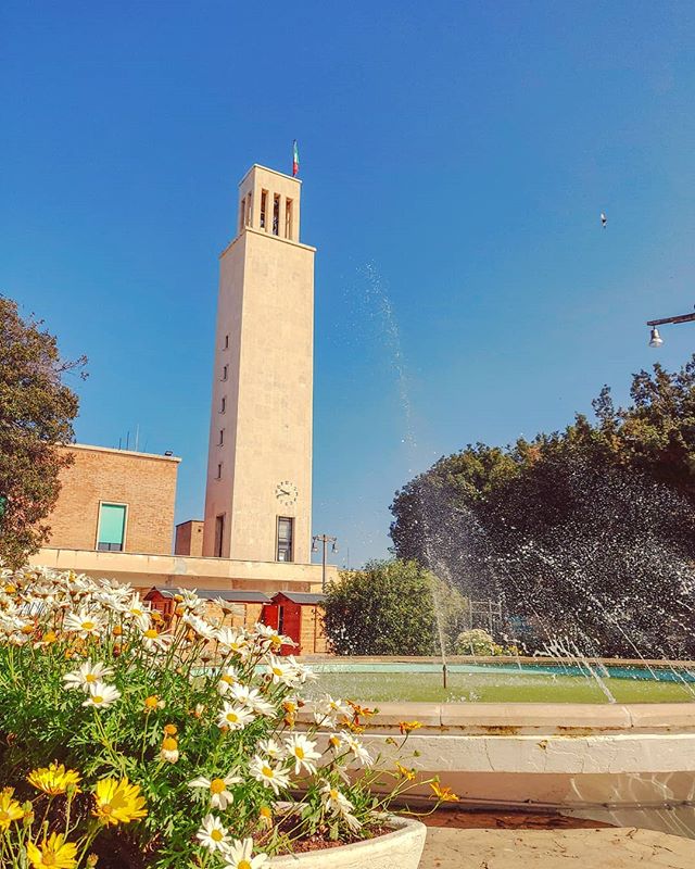 Finally spring in town •••#sabaudia #tower #fountain #daisy#igerslatina  #travel #travelling #traveler #instatravel #trip #photooftheday #lifeofadventure #instapassport #instatraveling #mytravelgram #travelgram #travelingram #igtravel #instalife #ig_worldphoto #traveling #travelblog #instago #travelstoke