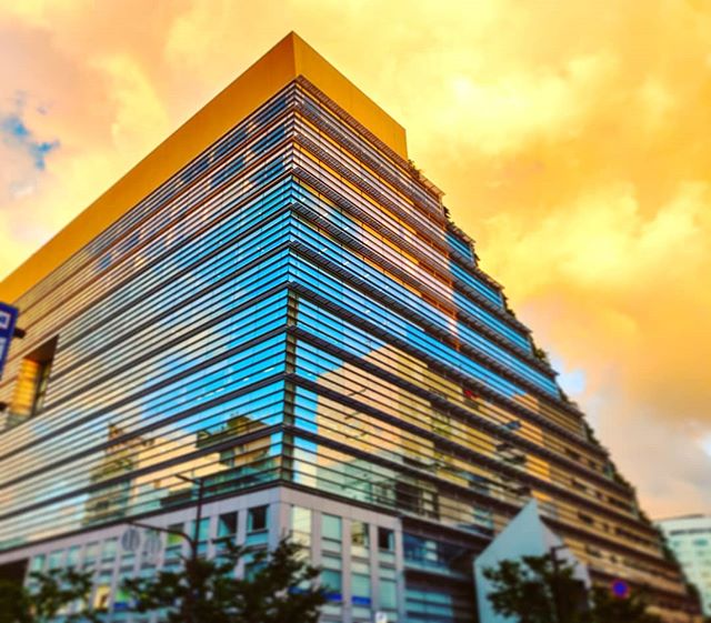 Enjoying the intense blur mirroring at sunset•••#fukuoka #japan #skyscraper #clouds #orange  #travel #travelling #traveler #instatravel #wanderlust #trip #lifeofadventure #doyoutravel #instapassport #instatraveling #mytravelgram #travelgram #travelingram #travelstoke #traveling #travelblog #instago