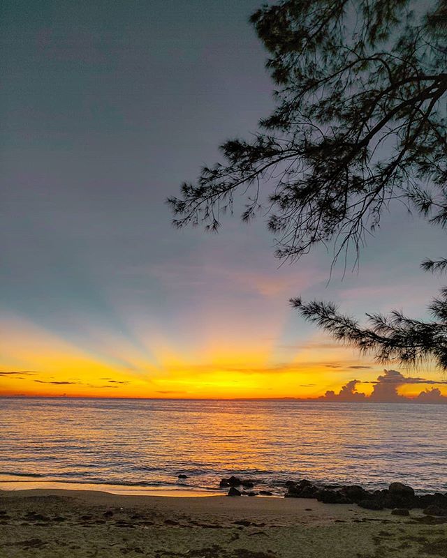 Just another stunning sunset 🏝️🤙🇧🇸 #bahamas #bimini #seaside #traveller #sunset #island #travelingram #traveler #sunset #travelling #instatravel #traveling #travelblog #travelblogger #sunset_pics #traveltheworld #beach #sunrays #travelphotography #sea #sunset_madness #travelgram #travel #travelawesome