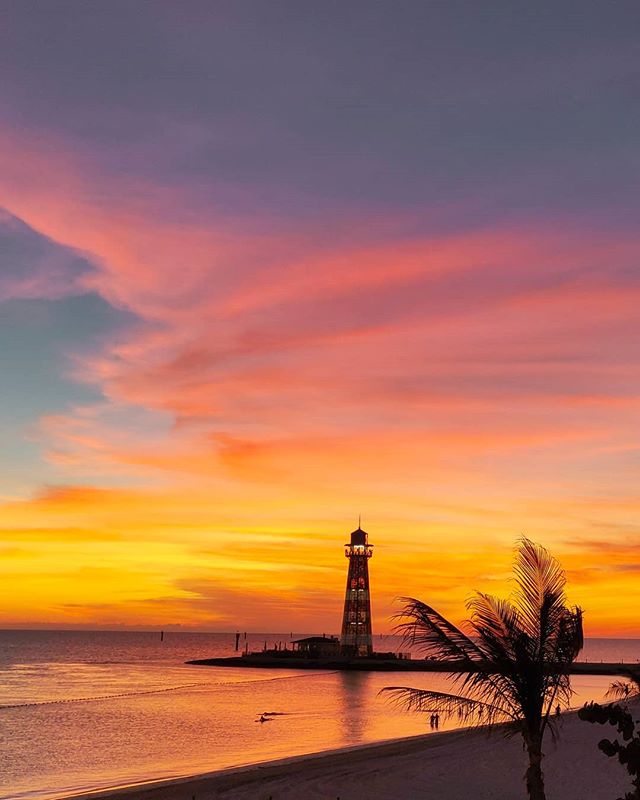 Just after sunset 🤙🏝️ #oceancay #mscmarinereserve #msccruises #travellife #traveller #travelgram #travelphoto #traveladdict #lighthouse #travelstoke #prilaga #sunsetphotography #travelholic #travelblogger #sunset #travelling #travelphotography #travelingram #sunsetporn #traveler #travel #island #sunset #sunsethunter #traveling #sunsets #islandvibes