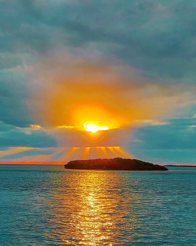 Not all the sunrises are the same ️🏝️🤙 #bimini #bahamas #sunrises #traveladdict #travelblog #travels #sunrise #travelingram #island #seascape #sunrise #traveler #travelphotography #travelstoke #traveling #seashore #sealife #travelawesome #travel #travellife #travelblogger #traveller #sea #seaside #travelgram #seaview #travelbug