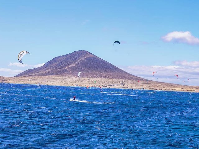 Play with the wind 🌬️🤙 #elmedano #travels #travelblogger #travelstoke #tenerife #canaryislands #windy #travelphotography #travel #wind #kite #traveladdict #traveling #surf #travelawesome #travelgram #travelholic #travelingram #kitesurf #kitesurfing #traveler #traveldiaries #traveller #travelling