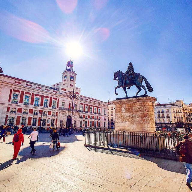 Bright sunny day in Madrid 😎🤙 #madrid #positivevibes #travelphotography #travelpics #sunlight #travelblog #traveldiaries #travels #traveler #sunny #travel #square #traveltheworld #traveladdict #travelawesome #sunnyday #traveller #traveling #travelstoke #madrid #travelgram #travelling #travelphoto #travellife #travelingram #prilaga